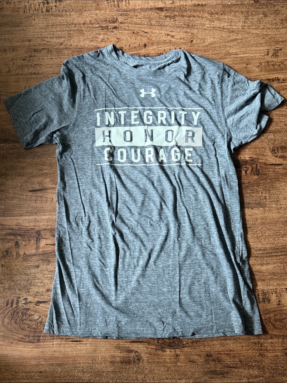 Under Armour Men’s Heather Gray Integrity Honor Courage Graphic Tee small